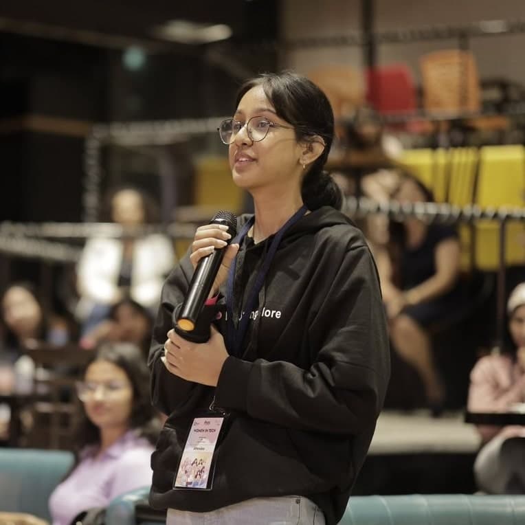 Vanshika Rana speaking at a developer event